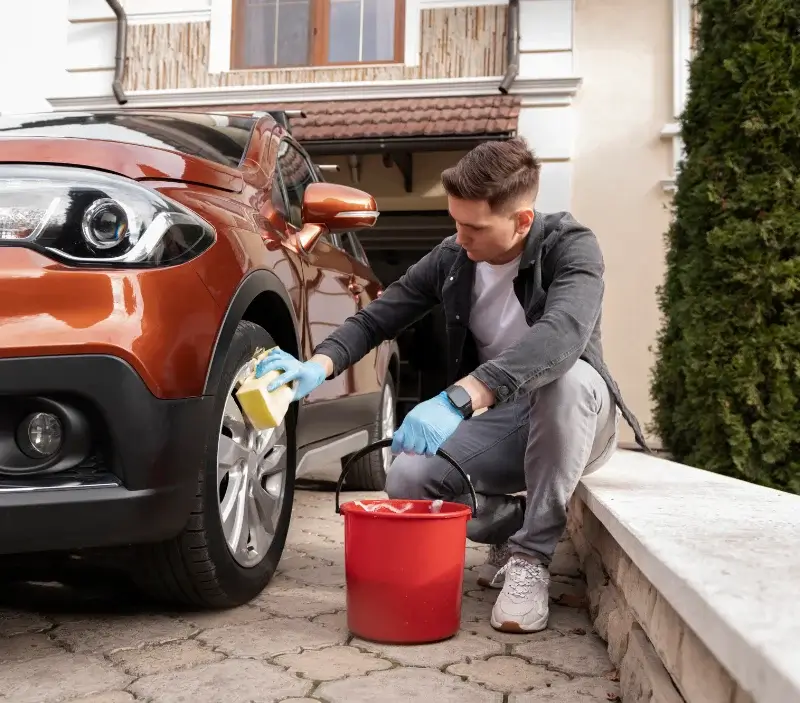Lavage auto à domicile Les Choux : professionnel intervenant sur un véhicule